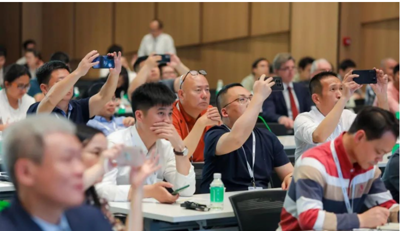 此次高峰論壇圍繞“綠色低碳、智創(chuàng)未來”的主題，業(yè)內(nèi)知名專家學(xué)者分享了多個(gè)業(yè)內(nèi)高精尖技術(shù)先進(jìn)課題，現(xiàn)場反響熱烈，不少與會(huì)客商進(jìn)行了積極互動(dòng)，對(duì)業(yè)內(nèi)目前存在的問題也進(jìn)行了深入討論。