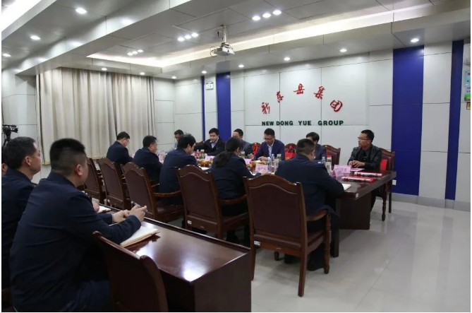在隨后舉行的座談會上，集團黨委書記、董事長李勇熱情會見了來訪的青島大學專家學者，并與谷正教授、李群教授等人進行了親切交談。同時，殷峰就公司發展歷程、產品制造與銷售、獲得榮譽以及項目開展情況，軒召民就公司技術中心、技術研發與產品開發等情況分別向青島大學專家學者做了詳細介紹。