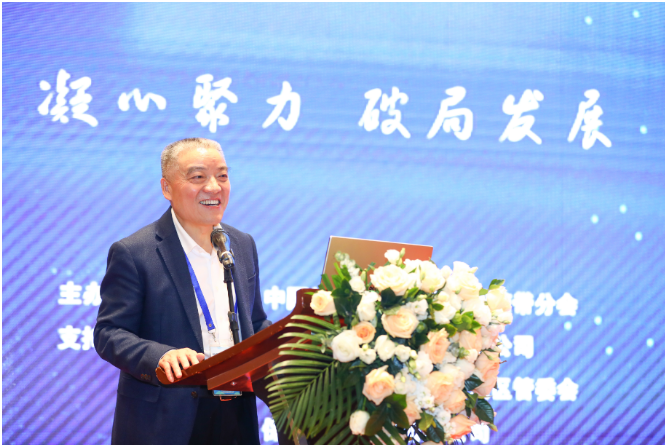 膠管膠帶分會(huì)第十屆理事會(huì)理事長(zhǎng)、無錫寶通科技股份有限公司董事長(zhǎng)包志方向大會(huì)作了《直面當(dāng)前嚴(yán)峻形勢(shì) 凝心聚力 破局發(fā)展》的報(bào)告。他指出，過去一年，膠管膠帶行業(yè)整體表現(xiàn)不佳，實(shí)現(xiàn)利潤(rùn)降幅明顯，但隨著國(guó)內(nèi)經(jīng)濟(jì)逐步復(fù)蘇，行業(yè)發(fā)展有望持續(xù)回升。他希望全行業(yè)能凝聚共識(shí)、匯聚力量，共同應(yīng)對(duì)挑戰(zhàn)，實(shí)現(xiàn)破局發(fā)展。
