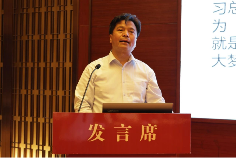 北京化工大學楊衛民教授的報告是“輪胎設計與制造工藝裝備創新發展”，介紹了他從北京化工大學畢業后從事的橡膠機械開發、塑料機械開發，以及目前為輪胎制造裝備提出的創新設計理念。
