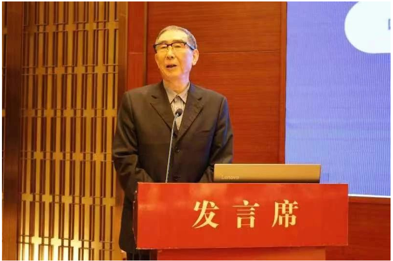 中國橡膠工業協會前會長范仁德帶來了“工業元宇宙與橡膠工業智能制造”的報告，他在報告中介紹了“元宇宙”是整合多種技術而產生的新型虛實相融的互聯網應用，將虛擬世界與現實世界在經濟系統上密切融合，并介紹了“元宇宙”在現代工業中的實際應用。