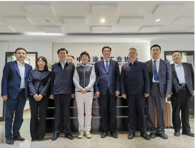 此次會議還邀請了中國涂料工業(yè)協(xié)會駐會副會長丁艷梅、秘書長劉杰、副秘書長趙中國、工會主席張瑋航，濮陽市人大常委會工業(yè)園區(qū)工作委員會主任孫連仲，濮陽市人大常委會工業(yè)園區(qū)工作委員會辦公室主任張志杰參加。大家就涂料產(chǎn)業(yè)在濮陽市的發(fā)展方向、升級建設(shè)、可持續(xù)發(fā)展等問題進(jìn)行了深入交流，共同推動涂料產(chǎn)業(yè)在濮陽市的高質(zhì)量發(fā)展。