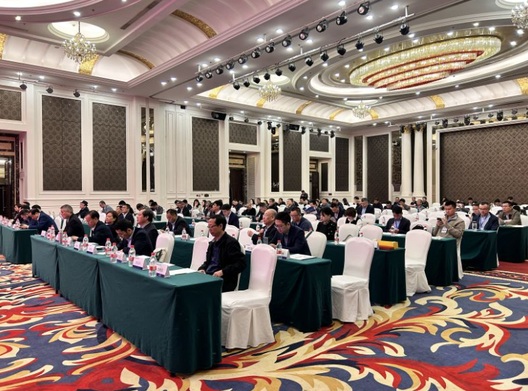 近日，江蘇省涂料行業協會年會在句容碧桂園鳳凰城酒店舉行，本次年會的主題為“突破自我，穩步創新”。會議邀請了近百家涂料企業和200余位行業嘉賓參加，共同探討江蘇省涂料行業的發展方向和未來的發展計劃。