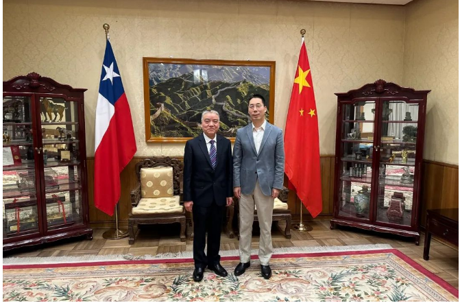 寶通科技董事長包志方一行正在南美進行考察訪問。4月26日，他們在智利中國大使館受到了牛清報大使的接見，并就一系列共同關心的問題交換了意見。