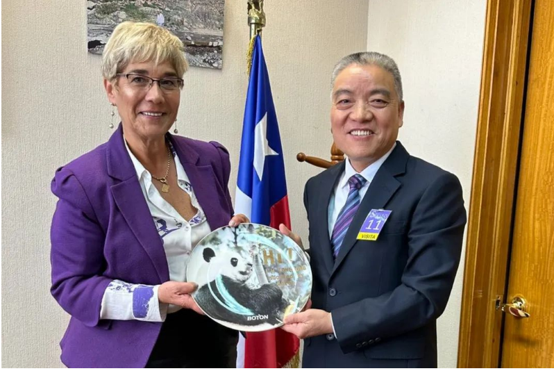 4月24日，包總一行還前往智利國會大廈所在地Valparaiso，拜會智利參議院副主席露斯·斯彭博格女士。包董事長向斯彭博格議長介紹了寶通計劃在智利圍繞智能化技術與產品，以及資源循環與環境保護等重點項目進行投資布局。議長對此計劃表示大力贊賞，并承諾將全面支持和協助。
