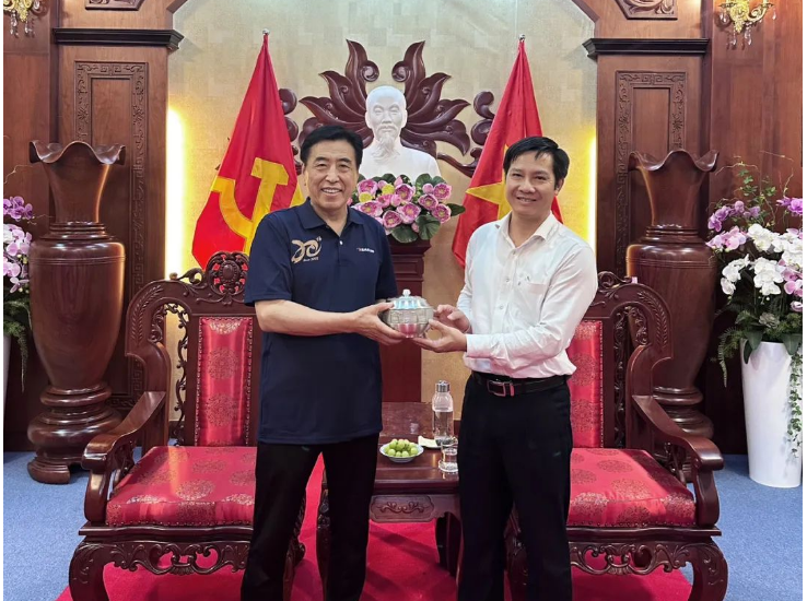 越南生產(chǎn)基地作為世界最大的單體橡膠輪胎工廠之一，生產(chǎn)的輪胎種類多樣，產(chǎn)品質(zhì)量備受好評(píng)。數(shù)千越南員工在生產(chǎn)基地成長(zhǎng)為優(yōu)秀人才，在崗位上肩負(fù)起重要責(zé)任。據(jù)了解，未來(lái)，賽輪集團(tuán)將依托國(guó)橡中心產(chǎn)業(yè)鏈優(yōu)勢(shì)，加速新設(shè)備、新工藝等在越南生產(chǎn)基地的應(yīng)用，打造全球先進(jìn)輪胎生產(chǎn)基地新樣板。