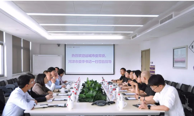 據(jù)了解，李曉武一行在現(xiàn)場(chǎng)聽取了黑貓股份特種炭黑事業(yè)部關(guān)于經(jīng)營(yíng)發(fā)展、戰(zhàn)略布局、市場(chǎng)開拓以及技術(shù)研發(fā)等方面的情況介紹。在聽取過程中，他們對(duì)企業(yè)的經(jīng)營(yíng)戰(zhàn)略、團(tuán)隊(duì)素質(zhì)以及行業(yè)影響力等方面給予了充分肯定。與此同時(shí)，李曉武還向企業(yè)介紹了河津市良好的政商環(huán)境，并表達(dá)了對(duì)企業(yè)良好發(fā)展的期望和支持。