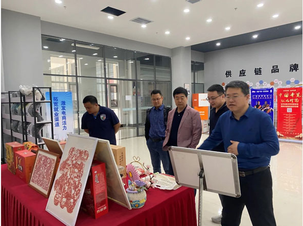 考察團一行還參觀了學校創(chuàng)新創(chuàng)業(yè)中心的直播電商基地，對該基地的設施和實踐環(huán)境給予了高度評價。他們認為該基地為學生提供了實踐和創(chuàng)新的平臺，有助于培養(yǎng)創(chuàng)業(yè)精神和實際操作能力。