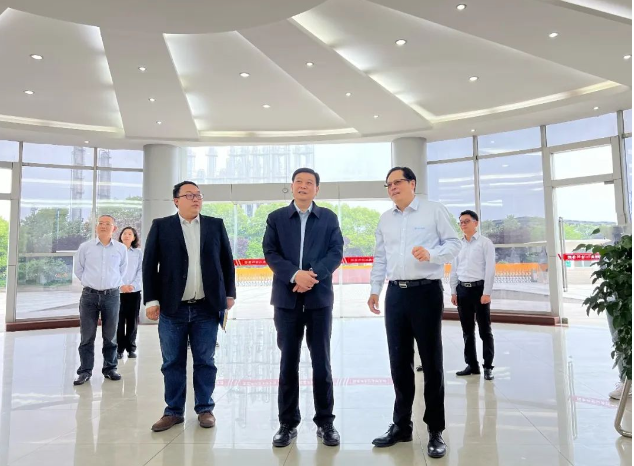 長江涂料公司熱烈歡迎了中國涂料工業協會會長劉普軍及其隨行領導的到訪。長江涂料總經理張衛中代表公司向劉會長一行展示了公司的發展歷程、經營理念以及在應對各種挑戰方面所采取的措施和方法。