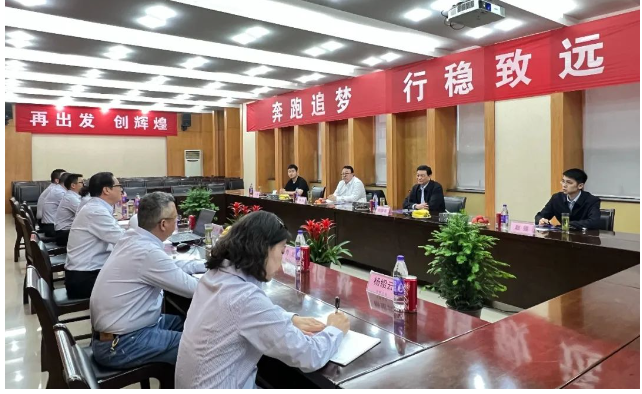 劉普軍會長對長江涂料公司在綠色轉型升級、高質量發展道路上的努力表示充分肯定和贊許。這次訪問為雙方的交流與合作提供了更好的機遇，也進一步推動了中國涂料行業的發展。