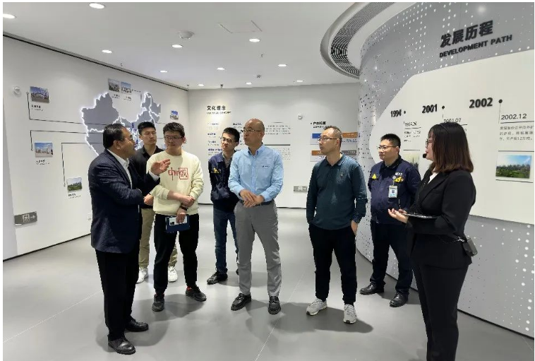 簽約儀式前，專家組先后參觀了青島黑貓研發中心、檢測中心和中試車間。青島黑貓公司黨支部書記、總經理王宏以及相關研發團隊向專家組介紹了公司的自主研發項目、與相關大學合作項目的進展情況，以及產品在輪胎中的應用特性。