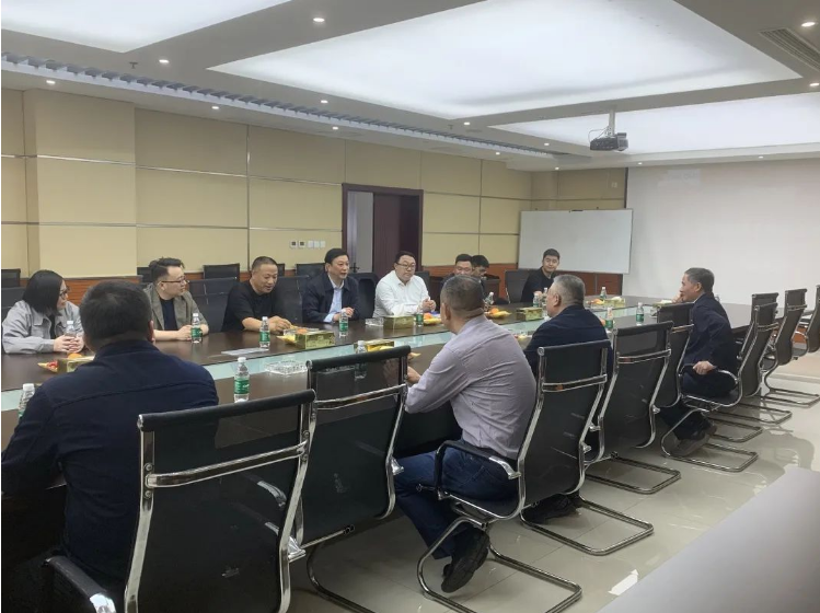 參觀結(jié)束后，雙方來到公司會議室進(jìn)行了交流座談。楊漢洲董事長首先對到訪的領(lǐng)導(dǎo)表示熱烈歡迎，隨后詳細(xì)介紹了雙樂顏料的發(fā)展歷程、業(yè)務(wù)板塊和戰(zhàn)略規(guī)劃。他強(qiáng)調(diào)，雙樂顏料將繼續(xù)發(fā)展高端酞菁系列顏料，并逐步淘汰鉻系顏料。
