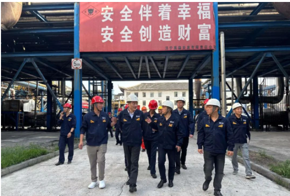 會議結(jié)束后，盛旺喜一行還實地考察了濟寧黑貓公司的黨建活動室、炭黑車間、儲運中心、動力車間和精制車間等地，詳細了解了生產(chǎn)管理、工藝控制和設備運行等情況。與此同時，他們還考察了時聯(lián)黑貓投資項目的運營情況，并就下一步的工作提出了具體要求。