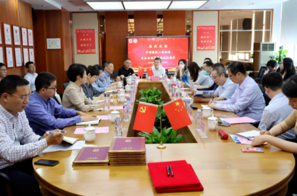 上海大學與中國橡膠工業協會輪胎分會戰略合作簽約儀式在上海大學環境與化學工程學院成功舉行。這次校地企強強聯合的合作將推動產業鏈和創新鏈的深度融合。