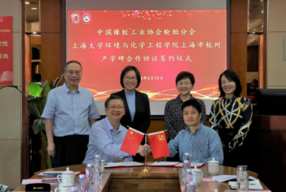 會議上，環化學院常務副院長王勇與輪胎分會秘書長史一峰代表雙方簽署了戰略合作協議。隨后，還舉行了資源與環境專業博士生導師及行業導師聘任儀式。