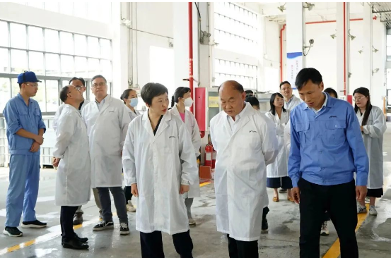最后，與會(huì)代表參觀了黃山新力油墨有限公司的生產(chǎn)車(chē)間，親身了解了企業(yè)的生產(chǎn)情況和技術(shù)實(shí)力。