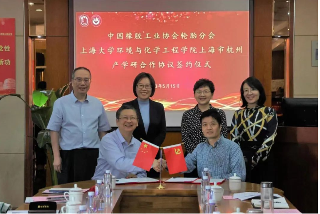 上海大學(xué)&中橡協(xié)輪胎分會(huì)，戰(zhàn)略合作 座談會(huì)上，焦正處長(zhǎng)表示，上海大學(xué)與中國橡膠工業(yè)協(xié)會(huì)輪胎分會(huì)之間的產(chǎn)學(xué)研深度合作，必將為橡膠行業(yè)帶來更廣闊的發(fā)展機(jī)遇和更高質(zhì)量的發(fā)展前景。隨后，與會(huì)雙方共同觀看了上海大學(xué)的介紹短片。上海大學(xué)環(huán)化學(xué)院副院長(zhǎng)李莉從學(xué)院的師資隊(duì)伍、研究方向、科研成果等方面介紹了學(xué)院的科研實(shí)力，并對(duì)學(xué)院與中國橡膠工業(yè)協(xié)會(huì)輪胎分會(huì)共同合作推動(dòng)輪胎行業(yè)的創(chuàng)新發(fā)展表示期待。中策橡膠股份有限公司高級(jí)副總裁張利民介紹了中國輪胎行業(yè)的現(xiàn)狀和未來發(fā)展方向，并表示希望高校的學(xué)術(shù)研究?jī)?yōu)勢(shì)和企業(yè)的實(shí)踐經(jīng)驗(yàn)?zāi)軌驗(yàn)檩喬バ袠I(yè)的升級(jí)發(fā)展做出更多貢獻(xiàn)。