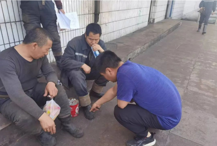 此外，鶴壁飛鶴銷售服務(wù)團(tuán)隊(duì)還走訪了礦產(chǎn)能源行業(yè)，了解了這個(gè)行業(yè)對(duì)橡膠制品的需求。作為橡膠制品的專業(yè)制造商，飛鶴公司的膠靴產(chǎn)品自1961年開(kāi)始生產(chǎn)，致力于為勞動(dòng)者提供耐用性和防護(hù)性能。走訪中，銷售團(tuán)隊(duì)詳細(xì)調(diào)研了工友們的穿用情況和對(duì)產(chǎn)品的反饋，收集了寶貴的意見(jiàn)和建議。