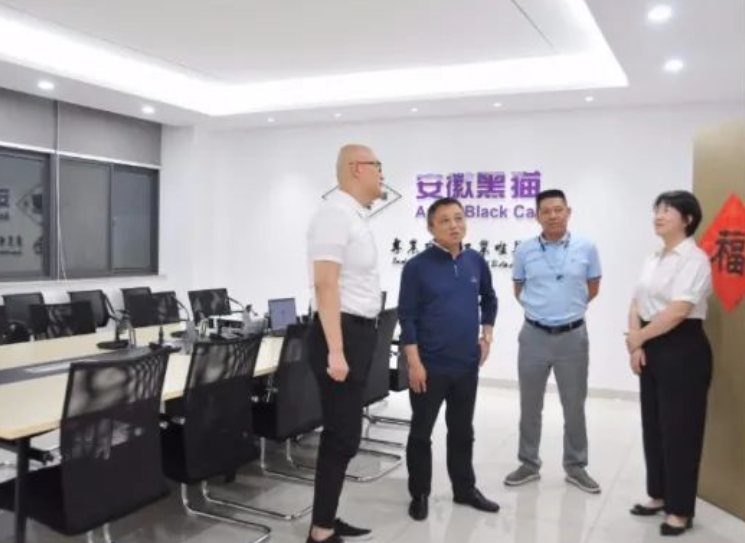 此外，盛旺喜一行還對安徽黑貓公司的辦公環(huán)境、展廳、生產(chǎn)現(xiàn)場和技術(shù)實(shí)驗室進(jìn)行了實(shí)地考察，并觀看了特色的“工間操”。他對該公司的6S管理、企業(yè)文化以及員工的職業(yè)素質(zhì)和精神面貌給予了高度贊賞。