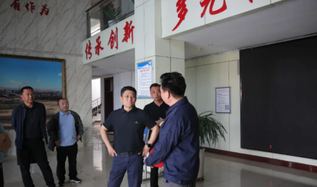 烏海市海南區(qū)區(qū)委副書(shū)記、政府區(qū)長(zhǎng)白春雷，以及其他幾位副區(qū)長(zhǎng)、政府辦公室主任和部門負(fù)責(zé)人，對(duì)烏海黑貓的經(jīng)濟(jì)運(yùn)行和生產(chǎn)建設(shè)運(yùn)營(yíng)情況進(jìn)行了實(shí)地考察。