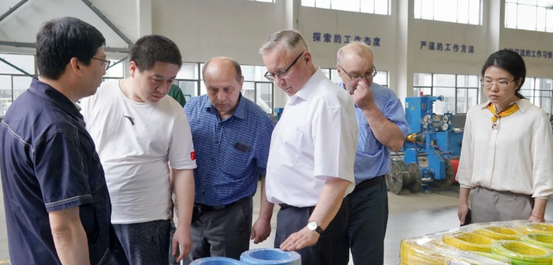 白俄羅斯專家團(tuán)隊(duì)參觀了華凌電纜的實(shí)驗(yàn)室和多個(gè)工廠車間，全面了解了華凌電纜檢測(cè)中心的發(fā)展情況、研發(fā)平臺(tái)的建設(shè)以及電纜生產(chǎn)工藝流程和生產(chǎn)能力等重要內(nèi)容。這次參觀使專家們對(duì)華凌電纜的技術(shù)實(shí)力和生產(chǎn)能力有了更深入的了解。