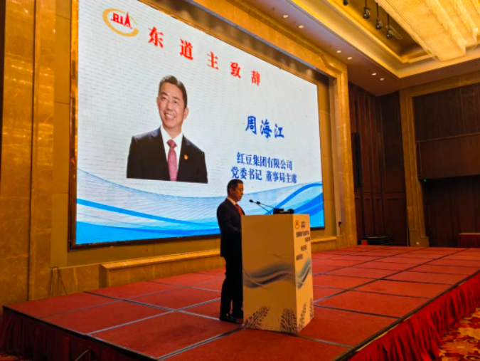   會議中，與會企業(yè)一致表示將同心協(xié)力，共同營造有利于輪胎行業(yè)健康發(fā)展的和諧環(huán)境，助力橡膠強國夢早日實現(xiàn)。在開幕致辭中，紅豆集團黨委書記、董事局主席周海江表示，紅豆集團的發(fā)展離不開堅定不移聽黨話、感黨恩、跟黨走的方針。他還強調(diào)，企業(yè)除了加強黨建工作外，還要積極履行社會責任，促進企業(yè)與自然和社會的和諧穩(wěn)定。紅豆集團將以黨建引領企業(yè)發(fā)展，不斷推進自主創(chuàng)新、自主品牌和自主資本等戰(zhàn)略，推動高質(zhì)量發(fā)展。