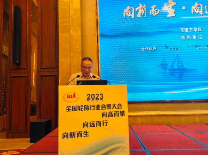會議期間，中策橡膠集團股份有限公司高級副總裁張利民，代表輪胎分會理事長、中策橡膠董事長沈金榮作了題為《向新向遠向高，在激宕中激發(fā)創(chuàng)新發(fā)展的新動能》的報告，張利民指出，我國輪胎行業(yè)在2023年一季度取得了良好開局，企業(yè)開工率有所回升。然而，他也指出我國輪胎行業(yè)面臨諸多問題，如復雜嚴峻的外部經(jīng)濟形勢、未來出口形勢不容樂觀以及國內(nèi)和行業(yè)內(nèi)部的突出問題，這些都對高質(zhì)量發(fā)展帶來了影響。