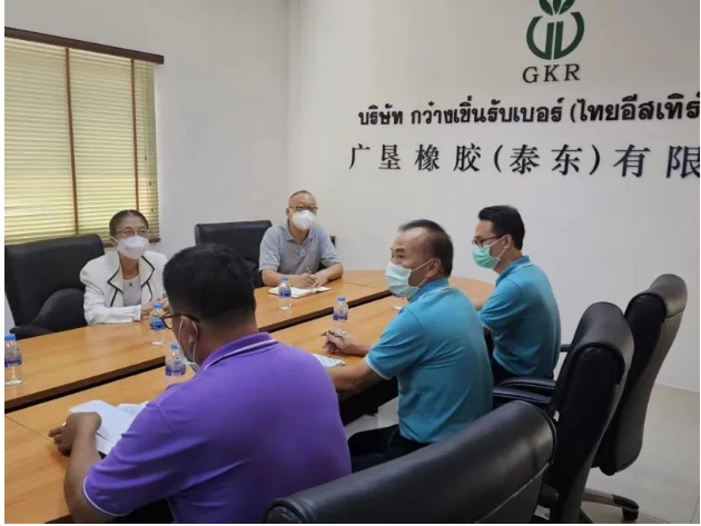 中國駐泰國宋卡總領(lǐng)事吳冬梅近日率領(lǐng)一行到訪廣墾橡膠(泰東)公司，對企業(yè)的經(jīng)營管理和黨建工作進(jìn)行了調(diào)研指導(dǎo)。