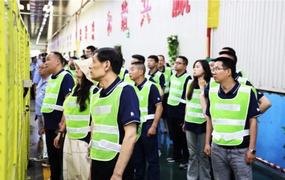在本次廣西會議中，經銷商們還有機會分享他們的市場經驗，并參觀了玲瓏輪胎的生產工廠。通過參觀工廠，經銷商們了解了輪胎的生產工藝，并通過專業知識的加強，提升了對輪胎性能的判斷能力，以更好地為市場提供服務。