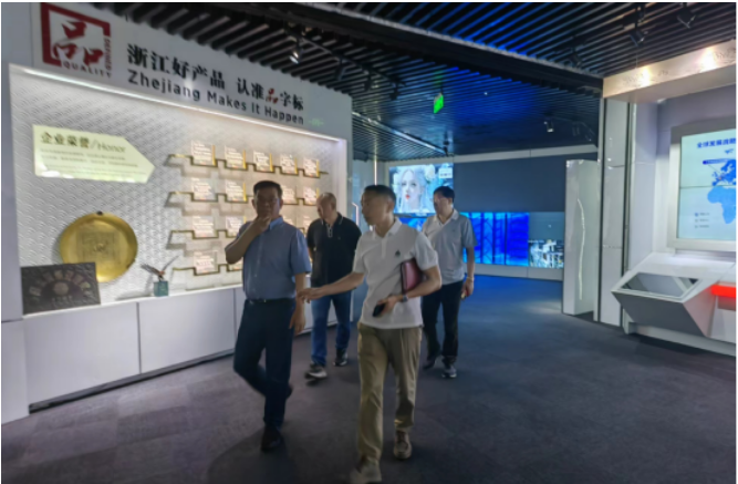 期間，李會長一行走訪了多家企業，包括中策橡膠集團股份有限公司、浙江天鐵實業股份有限公司、臺州鴻裕橡膠制造有限公司、臺州華振軌道科技有限公司、三門陸王橡膠有限公司、三門容宇橡塑科技有限公司、臺州中宏廢橡膠綜合利用有限公司、臺州至遠鞋材有限公司和浙江榮陽實業有限公司等，對輪胎制造、橡膠制品和橡塑鞋材等行業進行深入了解。