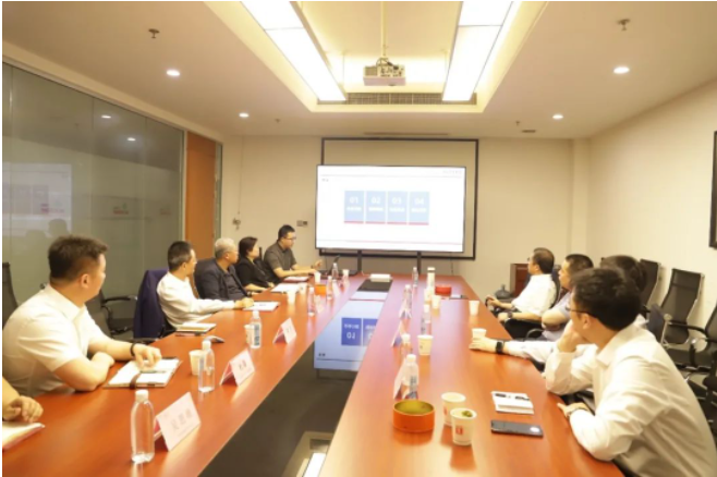 隨后，中策知輪公司智慧事業(yè)部總監(jiān)葛漢向與會領(lǐng)導(dǎo)全面介紹了知輪智慧系統(tǒng)的開發(fā)和應(yīng)用情況。雙方就智慧系統(tǒng)在一汽解放車型上的應(yīng)用以及自研系統(tǒng)的模塊對接展開了深入探討和交流。這為下一步的合作開發(fā)奠定了堅實的基礎(chǔ)，同時也為智慧系統(tǒng)在前裝市場的應(yīng)用打開了新的想象空間。