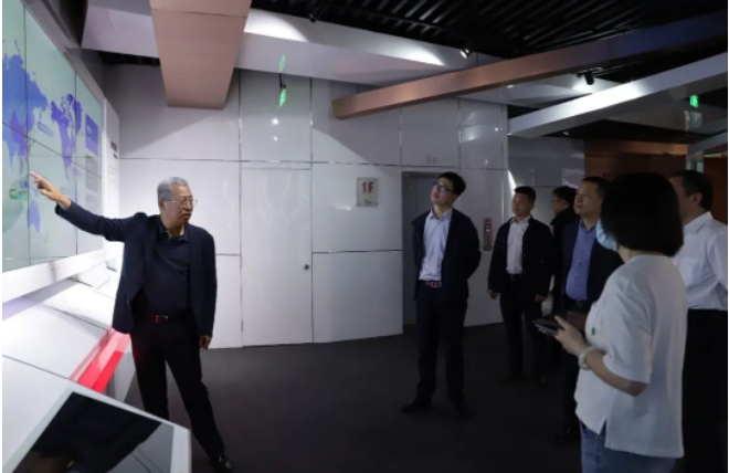 最后，一汽解放的代表一行在中策橡膠銷售公司總經(jīng)理陳實先生和總經(jīng)理助理王群女士的陪同下參觀了中策橡膠展廳和未來工廠，以了解中策橡膠輪胎產(chǎn)品的技術(shù)實力和制造實力。