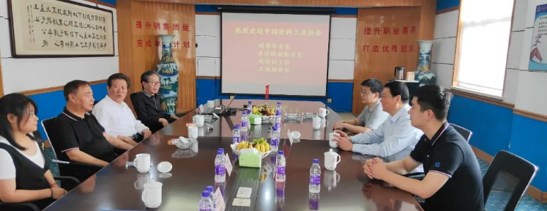 中國(guó)涂料工業(yè)協(xié)會(huì)劉普軍會(huì)長(zhǎng)和齊祥昭副秘書(shū)長(zhǎng)一行近日訪問(wèn)了天津科瑞達(dá)涂料化工有限公司。在訪問(wèn)期間，劉普軍會(huì)長(zhǎng)對(duì)科瑞達(dá)的創(chuàng)新能力和商業(yè)模式給予了充分的肯定，并高度評(píng)價(jià)了天津涂料涂裝協(xié)會(huì)的工作思路和發(fā)展目標(biāo)。