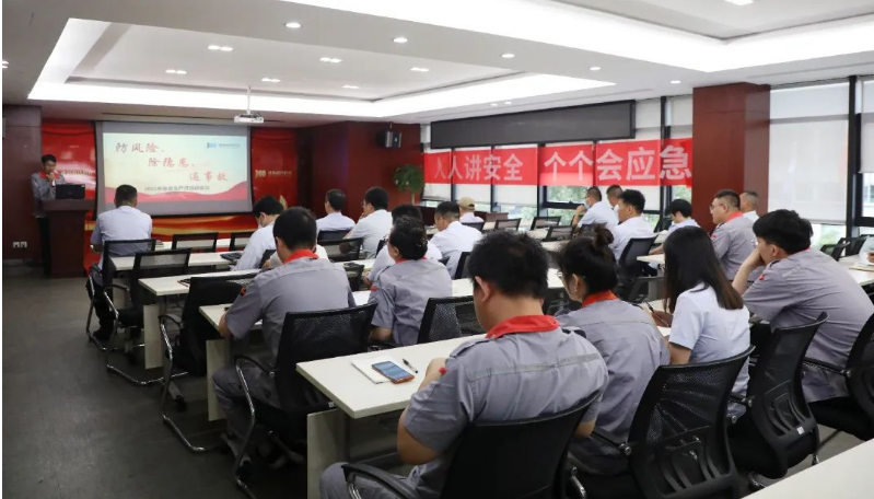 為進一步推動企業(yè)安全生產(chǎn)責任，提升安全管理水平，并響應(yīng)全國第22個“安全生產(chǎn)月”的號召，建新趙氏科技有限公司召開了“2023年安全生產(chǎn)月啟動會”。本次活動以“人人講安全、個個會應(yīng)急”為主題，旨在提高全員的風險隱患排查整改質(zhì)量、安全意識和避險逃生能力。
