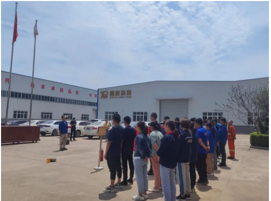 活動中，安全負(fù)責(zé)人秦方亮傳達(dá)了高新區(qū)有關(guān)安全生產(chǎn)的文件精神，并提出了具體要求。首先，他強(qiáng)調(diào)了深入宣傳專項(xiàng)排查整治行動的重要性，推動各租賃戶落實(shí)安全責(zé)任，要求企業(yè)負(fù)責(zé)人帶頭組織重大事故隱患排查整治、全員履行安全生產(chǎn)崗位責(zé)任、對水、電、器等進(jìn)行排查整治、進(jìn)行事故應(yīng)急救援演練以及對企業(yè)生產(chǎn)經(jīng)營活動進(jìn)行排查整治。
