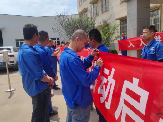 其次，他強(qiáng)調(diào)要進(jìn)一步抓實(shí)落實(shí)，貫徹安全生產(chǎn)的理念、法規(guī)和手段，確保責(zé)任層層落實(shí)，每個人、每個環(huán)節(jié)、每個細(xì)節(jié)都要承擔(dān)起安全生產(chǎn)的責(zé)任。此外，隨著氣溫的上升，他提醒大家要特別注意安全用電、防火防爆以及防暑防疲勞等方面的工作。
