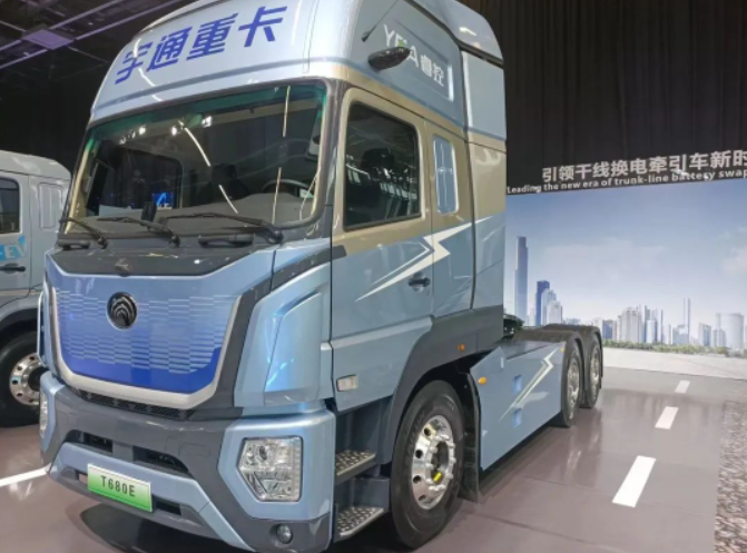 以“科技引領 穩贏未來”為主題的宇通重卡全系新品上市發布會在鄭州隆重舉行。這是一場備受矚目的盛會，吸引了來自各行業的精英人士參與。賽輪集團，作為唯一一家受邀參會的輪胎供應商，為宇通重卡的新品提供了獨家配套服務。