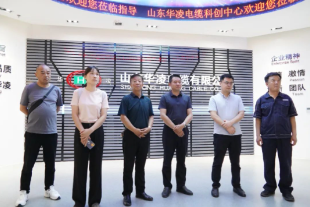 濟南市工商聯商協會黨委辦公室主任李少俊，荊州市沙市區崇文街道黨工委書記胡鵬，沙市區文旅局局長楊媛璋一行蒞臨山東華凌電纜有限公司進行參觀調研。在調研期間，他們首先聽取了有關中白新材料產業園建設情況的介紹。