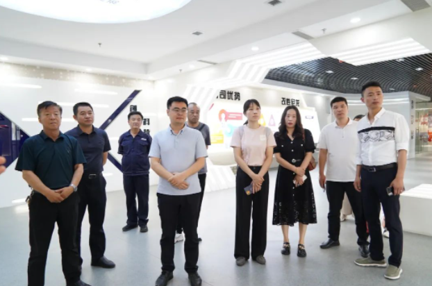 隨后，調研團一行來到華凌電纜的展廳，工作人員向他們介紹了華凌電纜的發展歷程、人才培育、產品研發和企業榮譽等情況。重點介紹了華凌電纜在核電、軌道交通、艦船、特種裝備和新材料等五大領域所取得的成績和貢獻。據工作人員介紹，華凌電纜為了解決行業難點和痛點，引進了白俄羅斯國家科學院的高分子材料技術，并將其進行成果轉化和市場化應用，從而填補了國產電纜材料在高端技術和新材料領域的空白。