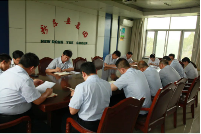 近日，新東岳集團召開5月份高效運營工作推進會。會議由企管部副經(jīng)理鄭文胸主持，旨在通過統(tǒng)一思想認(rèn)識，激發(fā)管理干部的干事創(chuàng)業(yè)新活力，助力企業(yè)實現(xiàn)高效運營。