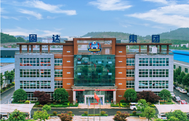 此外，在防火技術(shù)方面，固達(dá)電纜集團(tuán)也進(jìn)行了創(chuàng)新。他們與貴州大學(xué)合作，研發(fā)出了一種名為“礦物質(zhì)柔性防火電纜”的產(chǎn)品，填補(bǔ)了國(guó)內(nèi)防火電纜市場(chǎng)的空白。這種電纜采用了無(wú)機(jī)礦物材料，即使在高溫燃燒條件下，仍能保持線路的通暢，耐火等級(jí)符合國(guó)家標(biāo)準(zhǔn)和英國(guó)耐火標(biāo)準(zhǔn)。
