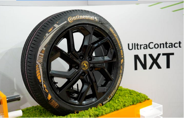 馬牌UltraCo<i></i>ntact NXT輪胎上的特殊標(biāo)志表示其包含可回收材料，其中包括來自廢棄輪胎的再生橡膠、廢鋼中回收的再利用鋼材，以及從PET塑料瓶中回收的高性能聚酯纖維。而ISCC PLUS質(zhì)量平衡認(rèn)證材料則由生物循環(huán)原料制成的可持續(xù)合成橡膠和炭黑構(gòu)成。
