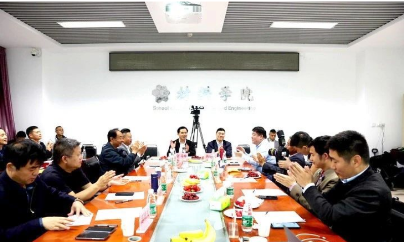 由北京理工大學材料學院主辦的廢舊輪胎受控熱解及高品質炭黑制備技術研討會在北京成功舉行。來自生態環境部固體廢物與化學品管理技術中心、中國環境科學院、南開大學環境科學與工程學院、清華大學能源與動力工程系、中國標準化研究院資源環境分院的相關專家，以及山東菏澤市和單縣相關部門及企業代表，齊聚一堂，就廢舊輪胎轉化利用的現狀、問題與解決方案展開深入研討。