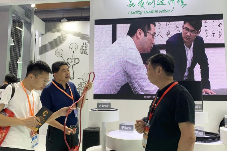 在未來的發(fā)展中，三力士表示將繼續(xù)秉持"用品質創(chuàng)造價值"的企業(yè)價值觀，不斷推進新產品的研發(fā)。同時，公司將借此機會與同行共同探討行業(yè)轉型升級、企業(yè)發(fā)展以及環(huán)境保護等議題，為市場提供更卓越的服務。