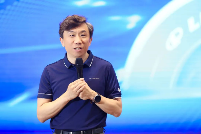 玲瓏輪胎副總裁于航結合會議主題介紹了他們即將實施的“四全三新”規劃。為幫助經銷商在市場上取得突破，玲瓏輪胎將從產品、渠道、價值、品牌四個方面全面布局，注入新的銷售動力，不斷更新產品、渠道和能力，以企業實力推動銷售力的提升，進而提升企業整體實力，形成強大的廠商聯動服務市場的模式。
