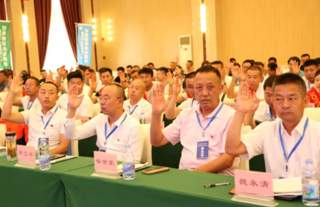 現(xiàn)場(chǎng)全體會(huì)員對(duì)于冉平同志所做第三屆工作報(bào)告、魏永清同志所做章程修改說明、龔大亮同志所做第三屆財(cái)務(wù)審計(jì)決算報(bào)告、蘇青凌同志所做的商會(huì)財(cái)務(wù)管理和會(huì)費(fèi)繳納辦法，全票通過。