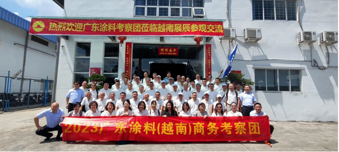 下午，考察團抵達越南展辰，受到了展辰董事長陳冰、越南展辰總經理李旭汕和越南展辰常務副總經理王波的熱情歡迎。陳冰代表協會和展辰新材簡要介紹了越南展辰的情況。越南展辰是展辰新材在海外投資的第一個工廠，主要生產油性涂料和UV涂料，廣泛應用于套房家具和櫥柜領域。據介紹，越南展辰已成為展辰國際化的重要窗口，近年來營業額逐年增長，2022年銷售規模已超過2億，員工人數超過150人，其中中籍員工50余人，越籍員工100余人。