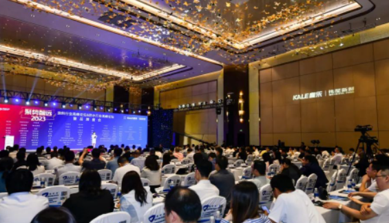 "2023年度涂料行業高峰論壇&防水行業高峰論壇暨品牌盛會"在上海舉行，來自全國各地的涂料和防水企業、渠道經銷商、下游用戶企業以及國家和地方相關協會領導齊聚一堂。本次論壇以"聚勢 智遠"為主題，旨在共同探討涂料和防水行業的發展現狀，并探索品牌建設的核心力量。