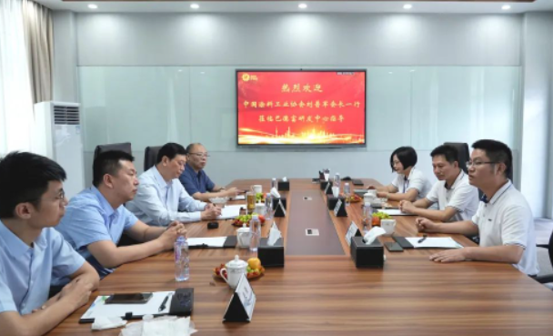 隨后的交流環節中，劉普軍會長、劉杰秘書長、彩之虹董事長顧天兵與巴德富集團的領導展開了深入的溝通和互動，共同探討了行業如何實現高質量發展等話題。劉普軍會長表示，他將帶領中國涂料工業協會新一屆的領導班子繼續發揮協會的橋梁作用，為行業和企業的長足發展提供支持，助力中國涂料行業實現健康轉型，推動行業朝著高質量可持續發展的目標邁進。