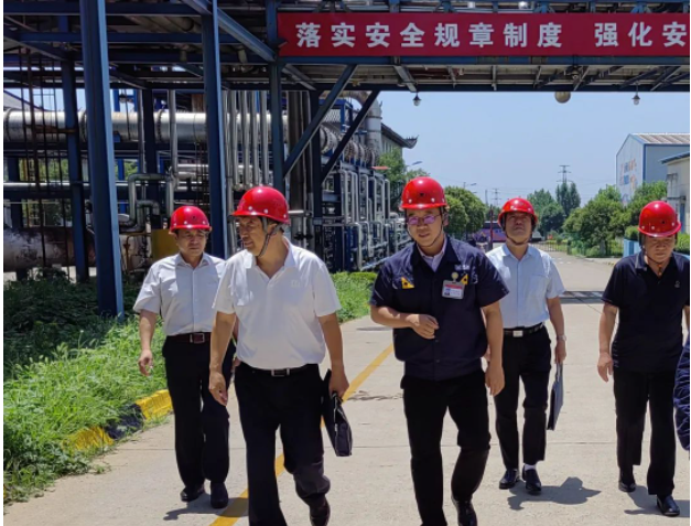 河北省總勞動和經濟工作部二級調研員郝建良與勞動和經濟工作部副部長董亮日前前往河北邯鄲市黑貓炭黑有限公司，對該公司舉辦的“防風險、查隱患、保安全”安全生產百日競賽活動進行了調研。